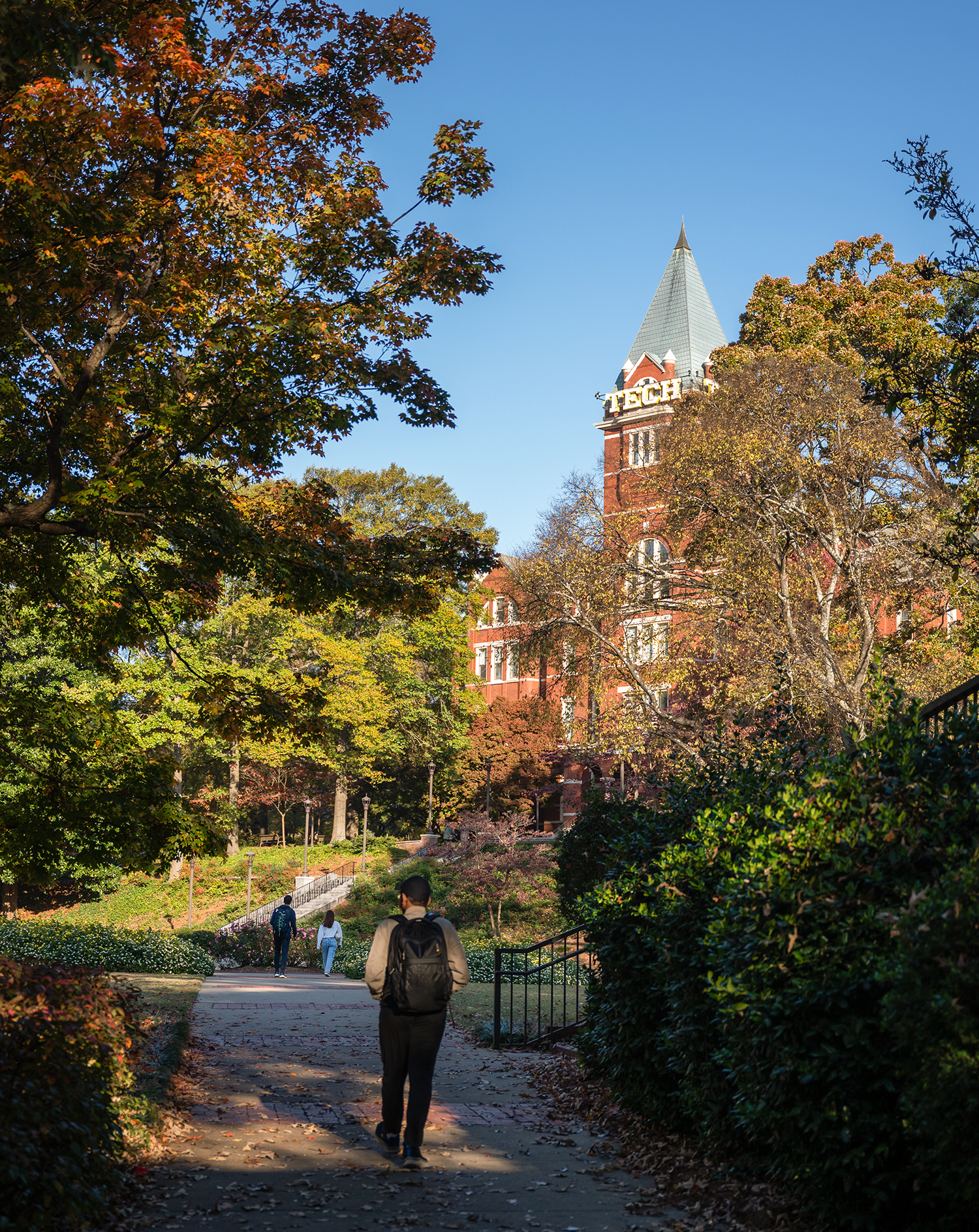 Students walking towards Tech Tower.